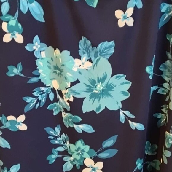 Women Within Asymmetrical Shark Bite Ladies Floral Blue Tunic (2X) 26/28 - Picture 2 of 4